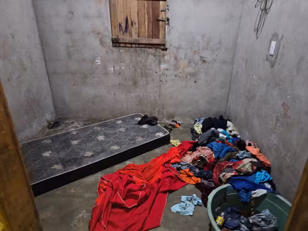 Casa onde mulher que vendia vídeos sexuais da filha foi presa — Foto: Divulgação/Polícia Civil
